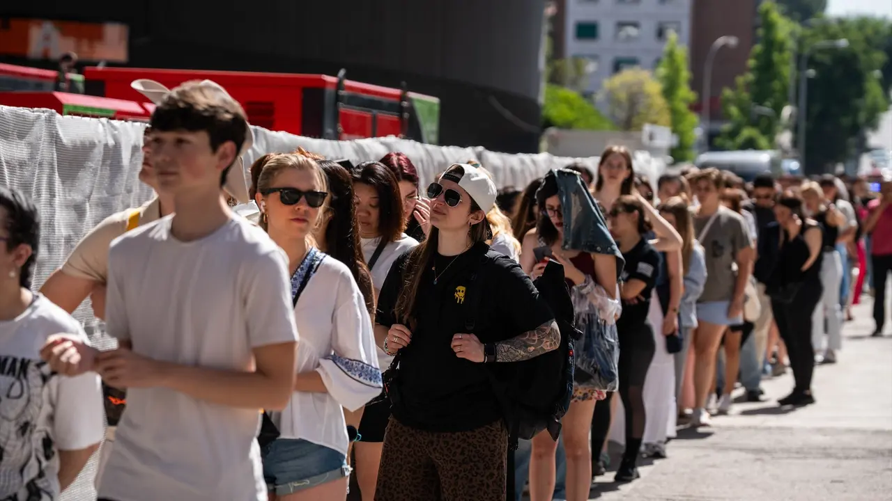 Decenas de personas hacen cola para la compra de merchandising de Taylor Swift. Matias Chiofalo