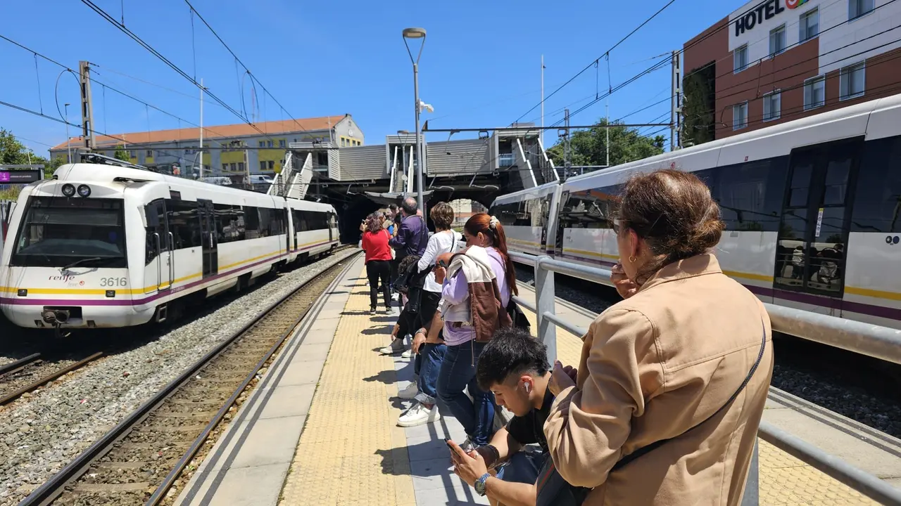 Pasajeros de un tren afectados por un fallo provocado al abrir las puertas dos adolescentes. / EP