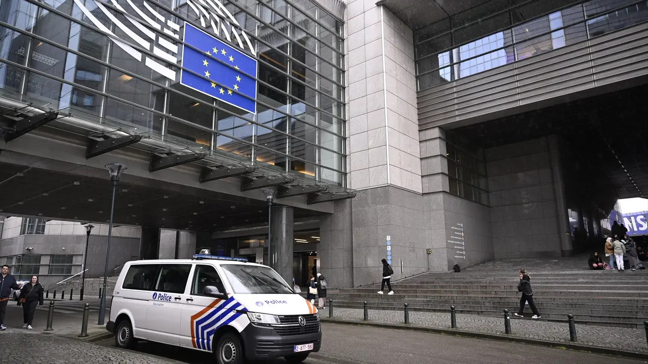 Un coche de la polic&iacute;a frente a la sede del Parlamento Europeo. Laurie Dieffembacq