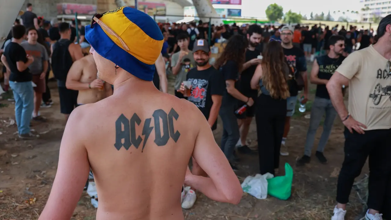 Colas para el primer concierto de AC/DC en el estadio ol&iacute;mpico de Sevilla. Roc&iacute;o Ruz