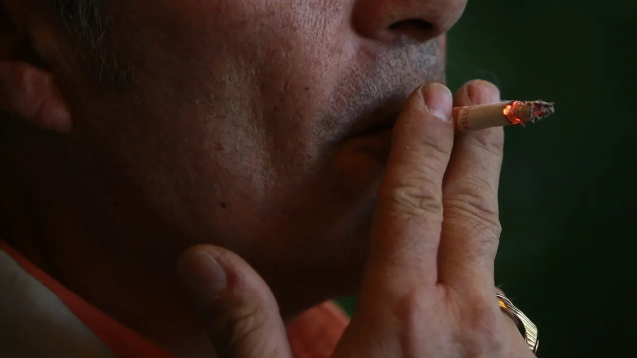 Una persona fumando. EP / Archivo
