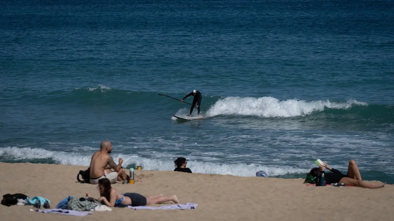 Varias personas toman el sol en la playa. David Zorrakino / Archivo