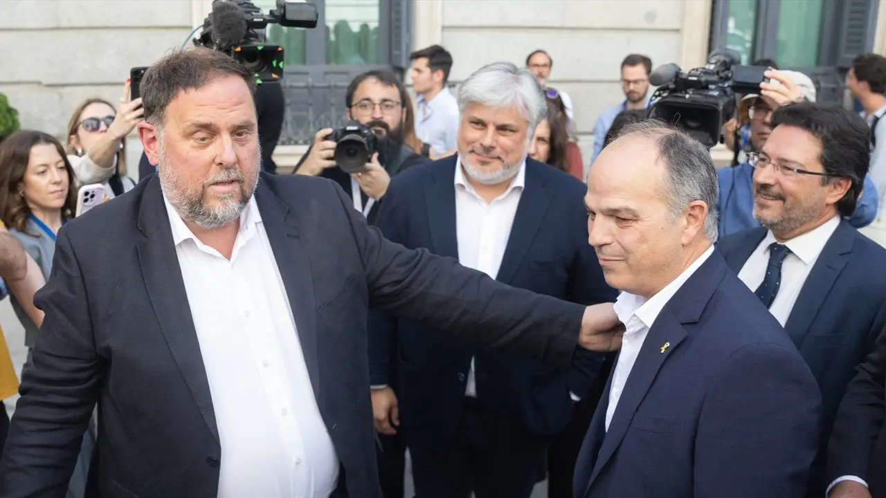 El presidente de ERC, Oriol Junqueras (i) y el secretario general de Junts, Jordi Turull (d), se saludan tras quedar aprobada la Ley de Amnist&iacute;a. Eduardo Parra
