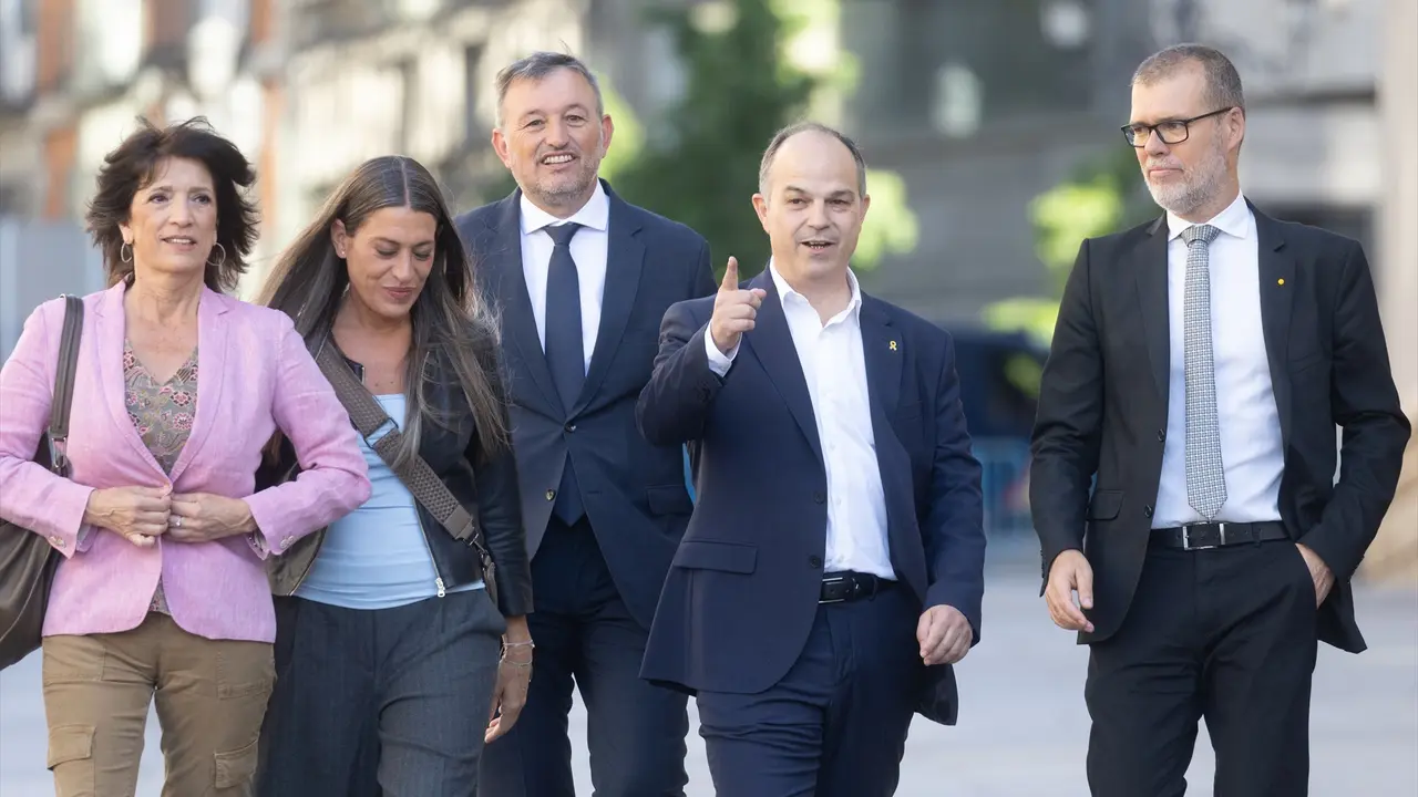 (I-D) Los diputados de Junts Pilar Calvo; Miriam Nogueras; Josep Maria Cervera; Jordi Turull y Josep Maria Cruset a su llegada al pleno en el Congreso de los Diputados. Eduardo Parra