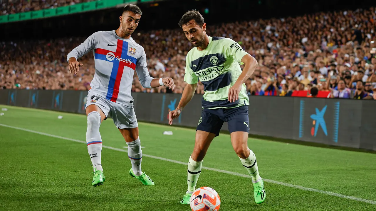 Bernardo Silva disputa un bal&oacute;n contra Ferr&aacute;n Torres en un partido en el Camp Nou. / EP