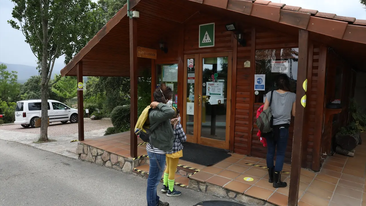 Varios clientes esperan en la recepci&oacute;n de un camping. EP / Archivo