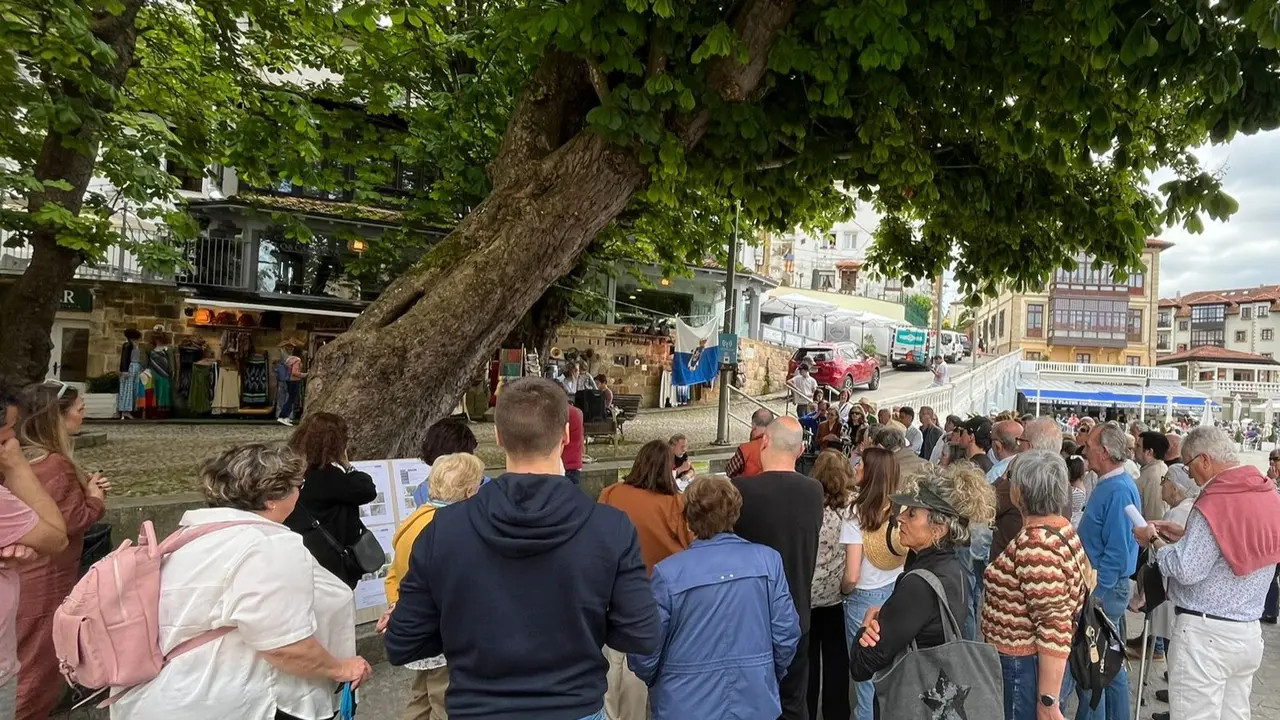 Decenas de personas durante la concentraci&oacute;n de hoy s&aacute;bado, en la emblem&aacute;tica plaza de Comillas. / Alerta