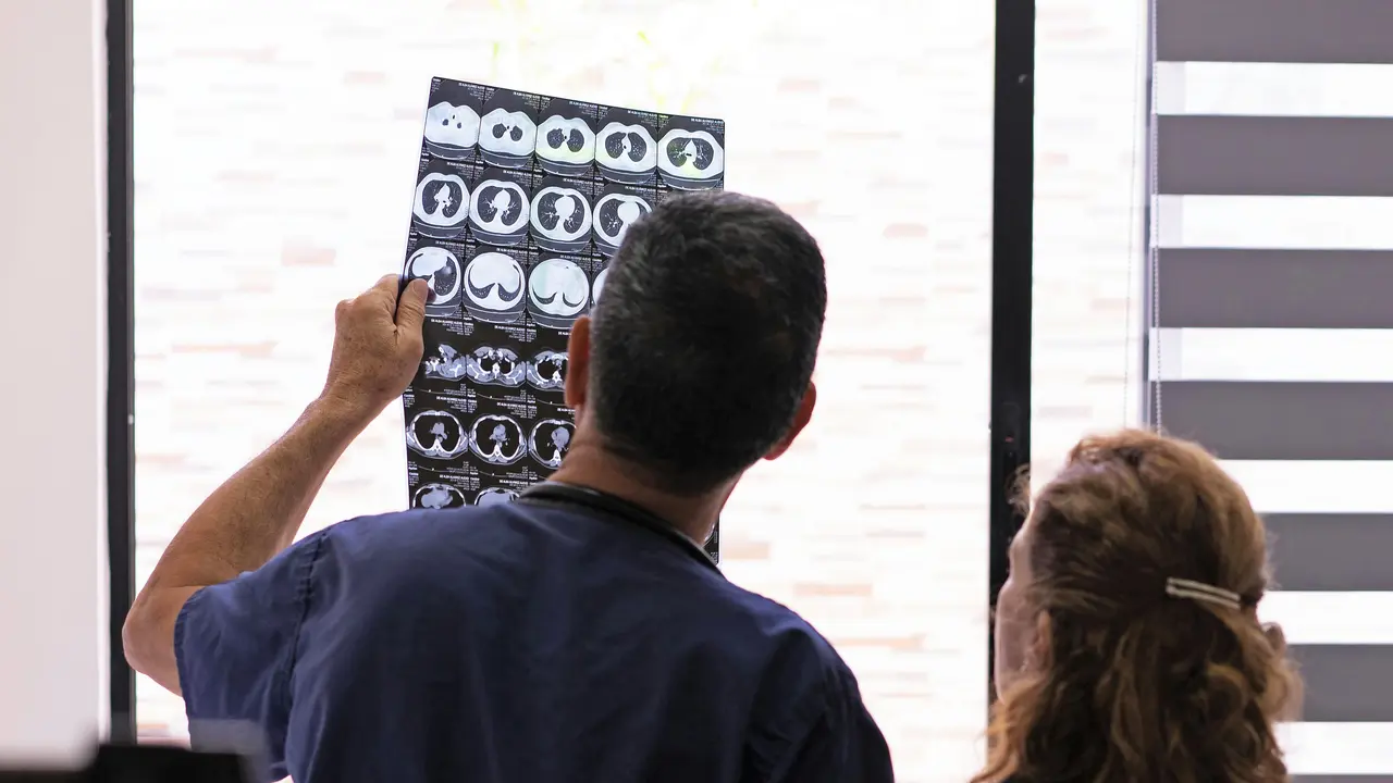 La falta de m&eacute;dicos de familia ha generado numerosas vacantes en los servicios de salud. / alerta