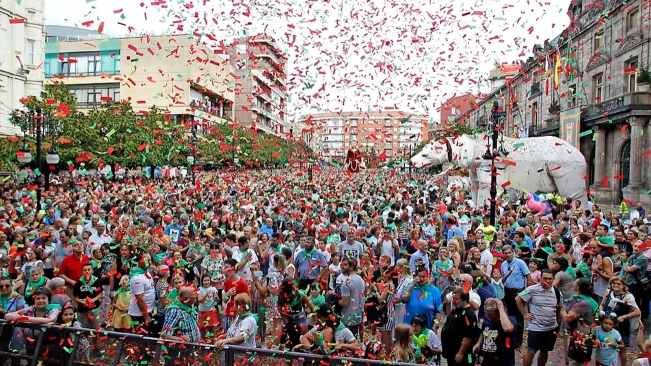 Plaza del Ayuntamiento abarrotada de gente durante el comienzo de las fiestas de la Virgen Grande, patrona de la ciudad. / ARCHIVO