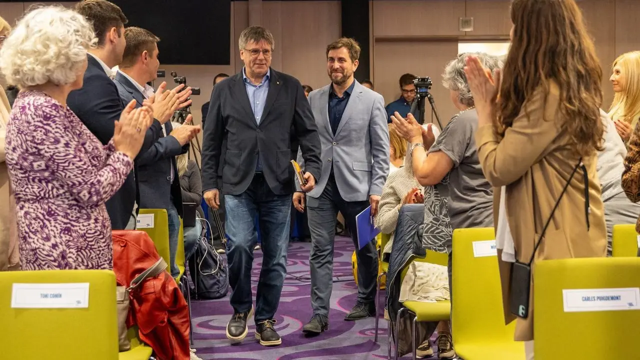 El expresidente catal&aacute;n, Carles Puigdemont, y el candidato de Junts a las elecciones europeas, Toni Com&iacute;n, en un acto de campa&ntilde;a en Bruselas (Bruselas). / A.E.