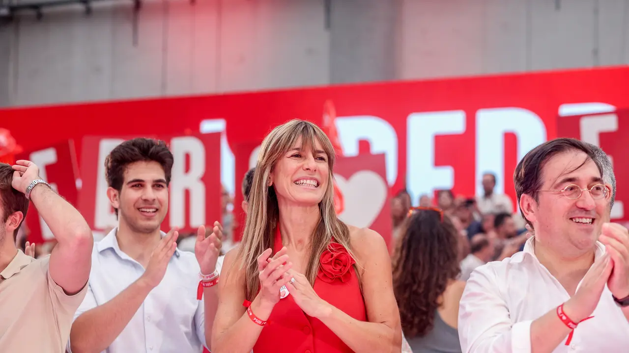 La mujer de Pedro S&aacute;nchez, Bego&ntilde;a G&oacute;mez (c), y el ministro de Asuntos Exteriores, Uni&oacute;n Europea y Cooperaci&oacute;n, Jos&eacute; Manuel Albares. / Ricardo Rubio