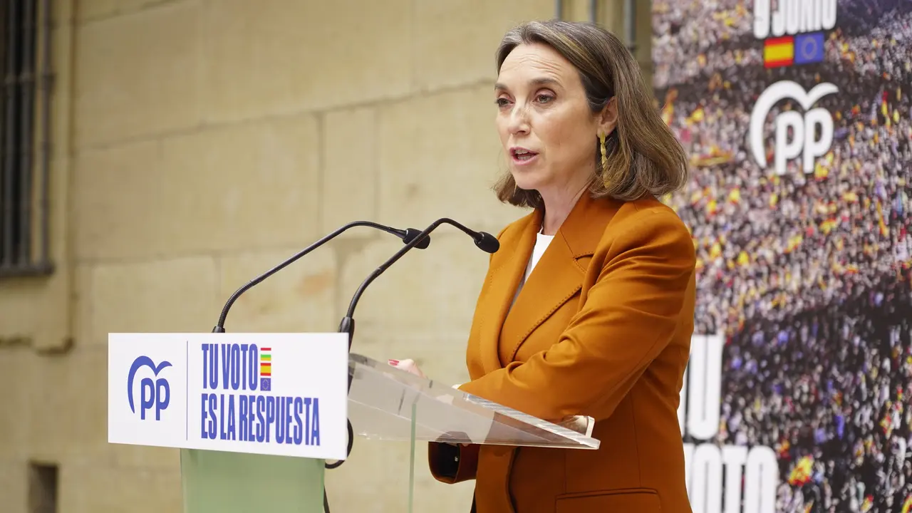 La secretaria general del PP, Cuca Gamarra, interviene durante un acto del PP con motivo de las elecciones europeas. / Alberto Ruiz