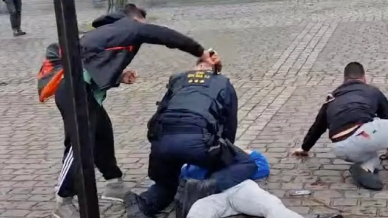 El polic&iacute;a alem&aacute;n apu&ntilde;alado por el terrorista isl&aacute;mico en Mannheim cuando intentaba inmovilizar a uno de los miembros de la mesa informativa que intentaba detener al terrorista.