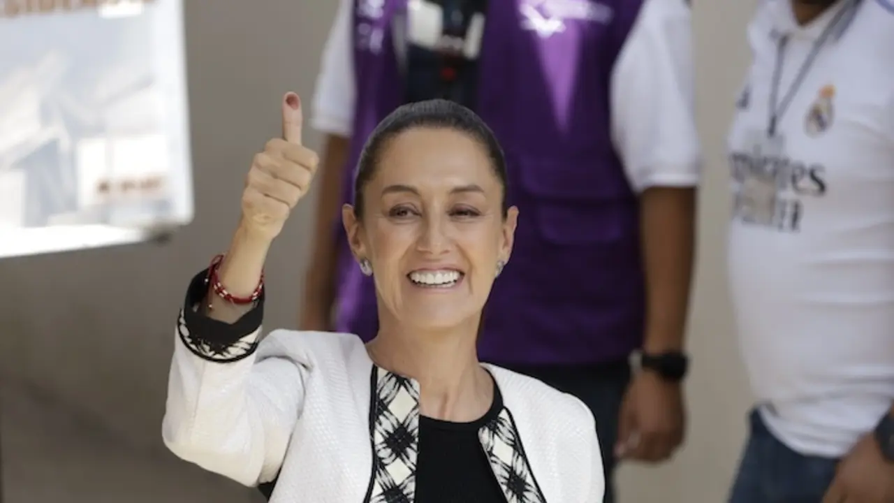 La candidata presidencial mexicana Claudia Sheinbaum Pardo, de la coalici&oacute;n Sigamos Haciendo Historia, muestra su pulgar marcado tras depositar su voto durante las elecciones generales mexicanas. Foto: Luis Barron/eyepix v&iacute;a ZUMA Press Wire/dpa

Firma: Luis Barron / eyepix via ZUMA Pres / DPA