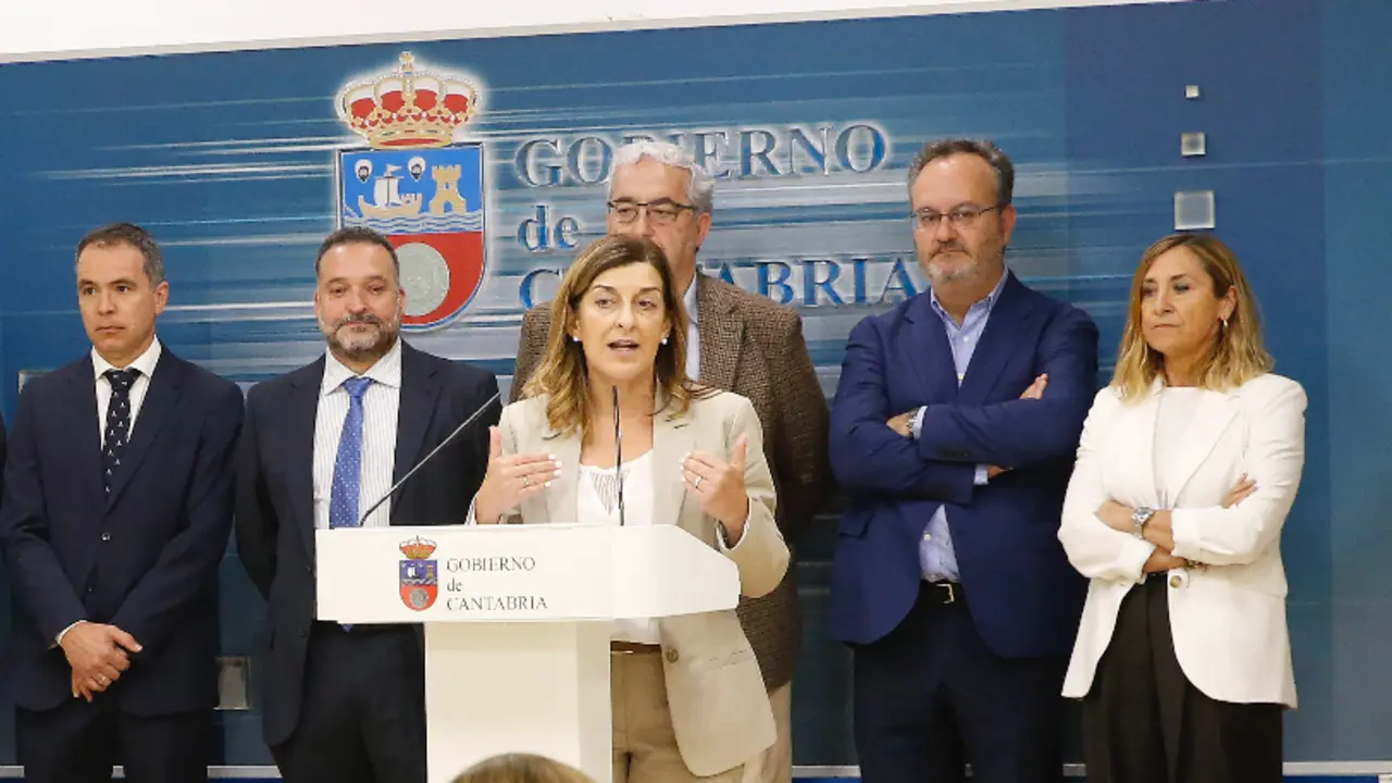 La presidenta de Cantabria, Mar&iacute;a Jos&eacute; S&aacute;enz de Buruaga, firma el pacto profesional con el colectivo m&eacute;dico. / LARA REVILLA