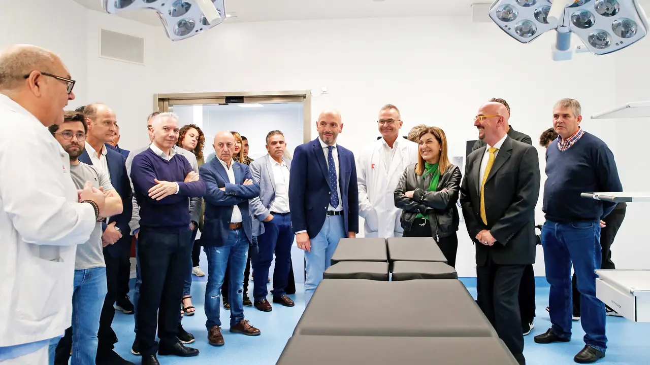 La presidenta de Cantabria, Mar&iacute;a Jos&eacute; S&aacute;enz de Buruaga  y El consejero c&aacute;ntabro de Salud, C&eacute;sar Pascual en el Hospital de Laredo. / Alerta