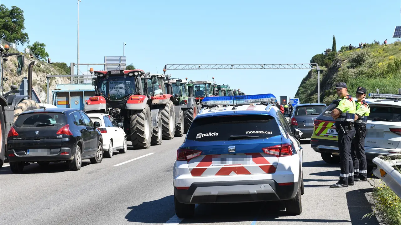 Polic&iacute;a tras el corte de la autopista AP7 a la altura de Le Perthus, en la frontera entre Espa&ntilde;a y Francia. Gloria S&aacute;nchez