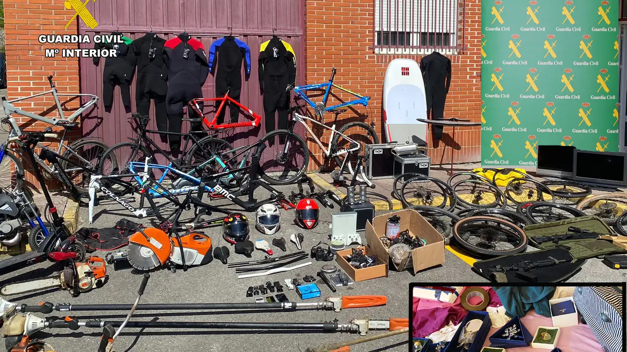 Material intervenido por la Guardia Civil en robos de almacenes y trasteros en Sol&oacute;rzano, Limpias y Santo&ntilde;a. / GC