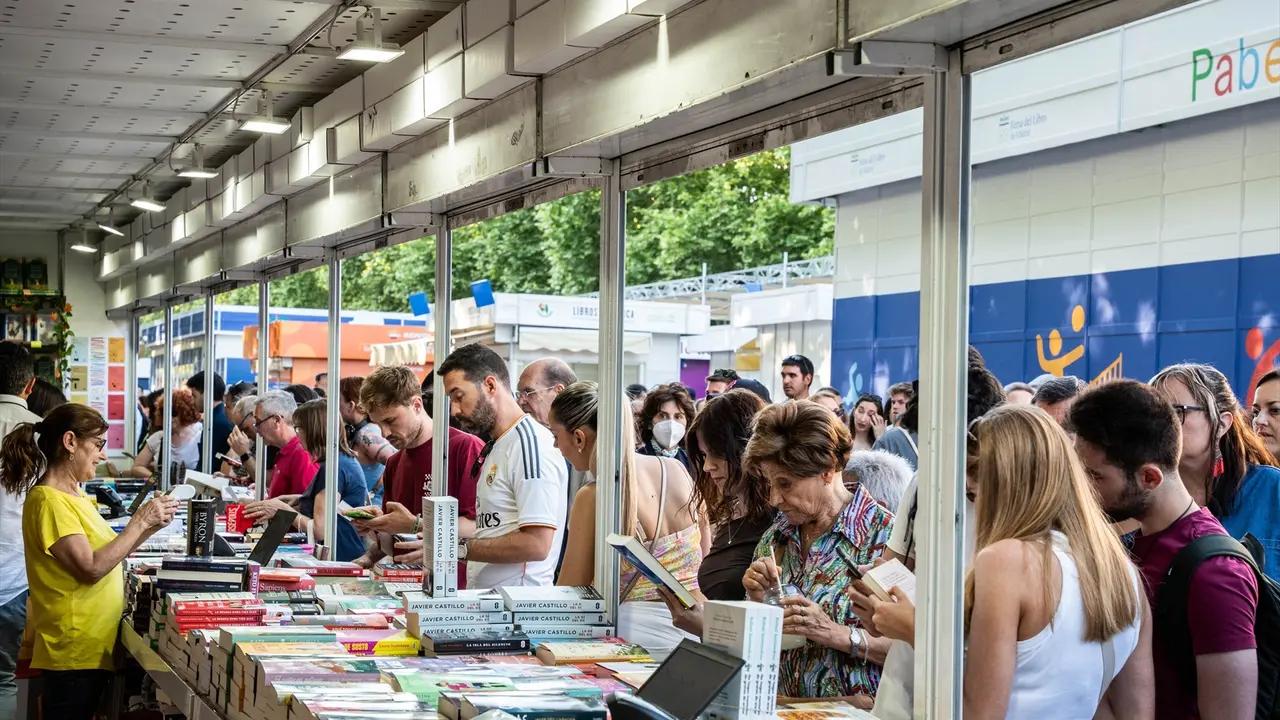 Ambiente durante la 83&ordf; edici&oacute;n de la Feria del Libro de Madrid. Matias Chiofalo