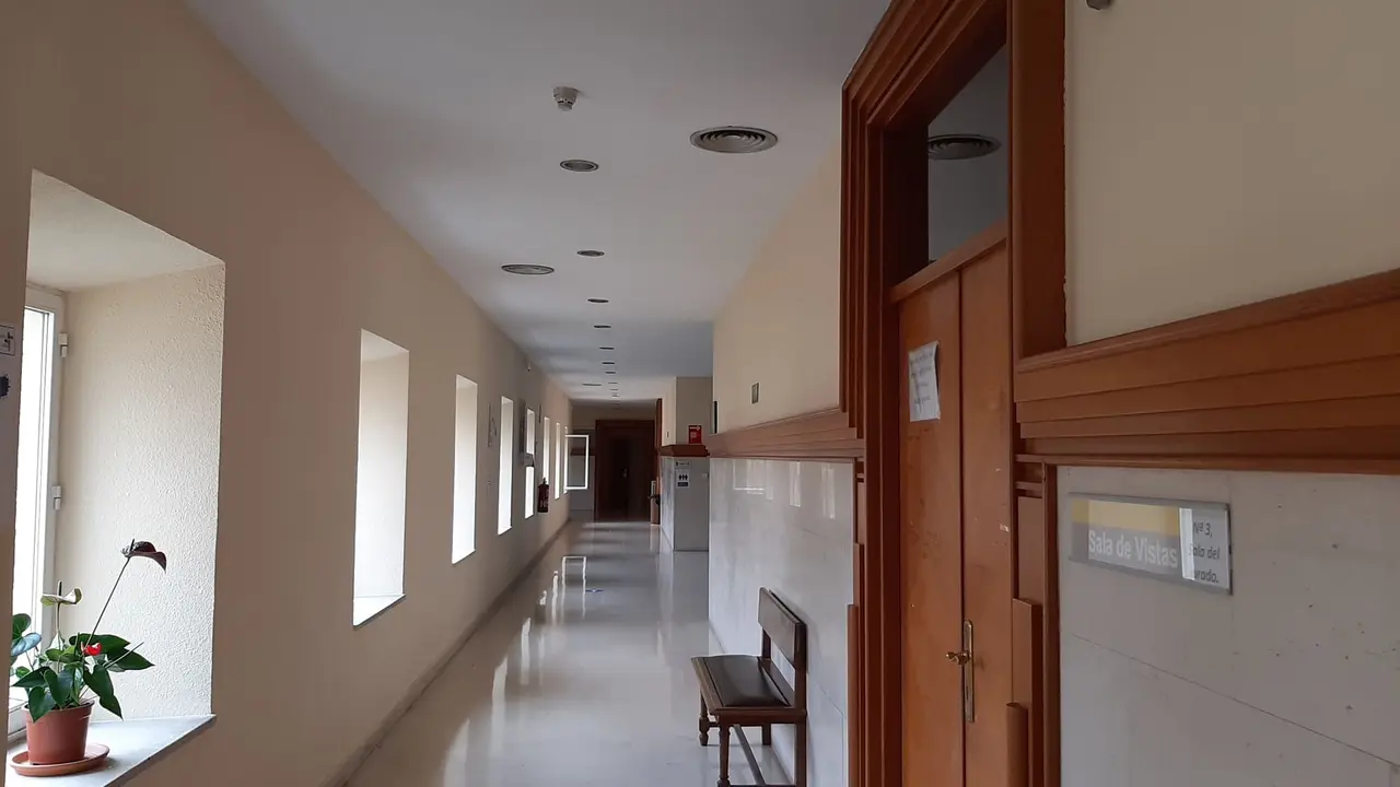 Pasillo vac&iacute;o de unos juzgados. / EP