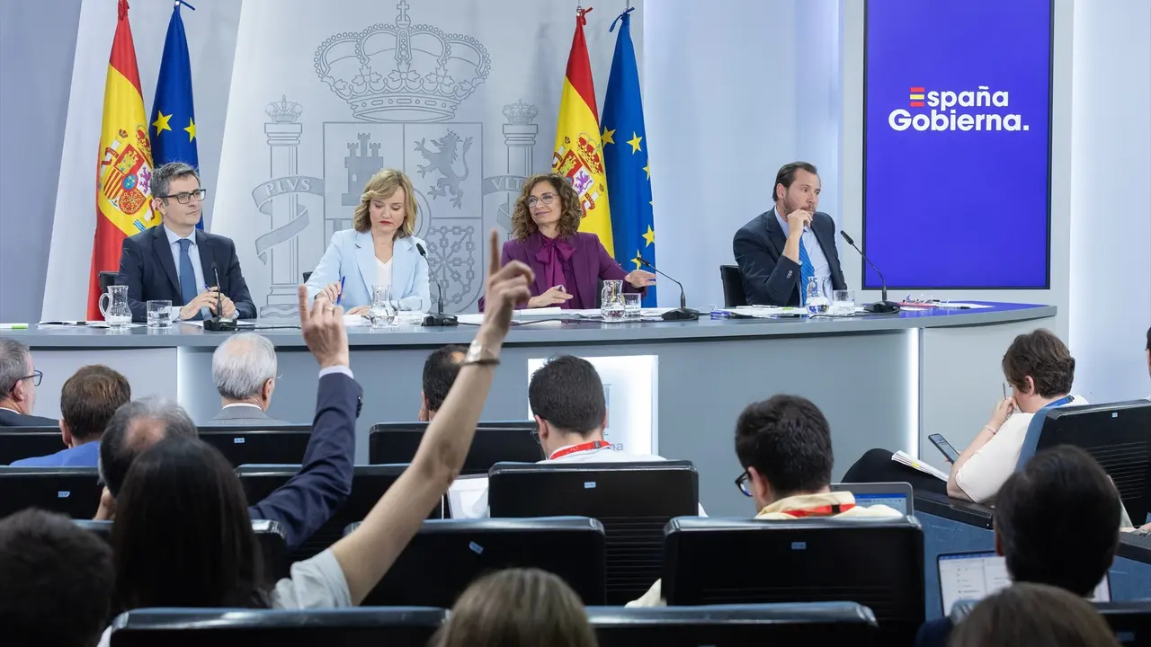 (I-D) El ministro de la Presidencia, Justicia y Relaciones con las Cortes, F&eacute;lix Bola&ntilde;os; la ministra de Educaci&oacute;n y Formaci&oacute;n Profesional, Pilar Alegr&iacute;a; la vicepresidenta cuarta y ministra de Hacienda, Mar&iacute;a Jes&uacute;s Montero y el ministro de Transportes y Movilidad Sostenible, &Oacute;scar Puente, durante una rueda de prensa posterior al Consejo de Ministros. Eduardo Parra