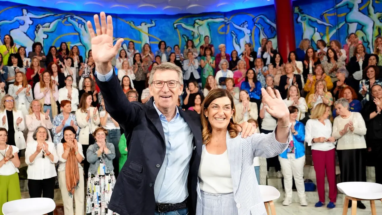 El presidente del PP, Alberto N&uacute;&ntilde;ez Feij&oacute;o, y la presidenta del PP c&aacute;ntabro y del Gobierno regional, Mar&iacute;a Jos&eacute; S&aacute;enz de Buruaga. Juanma Serrano