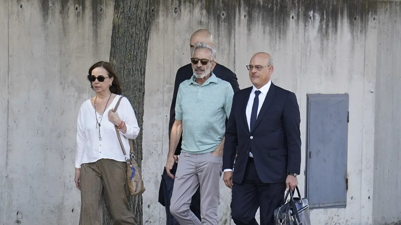 Imanol Arias y su hermana Ana Isabel llegan a la Audiencia de San Fernando de Henares para declarar ante el juez por el caso 'Nummaria'. &Aacute;ngel D&iacute;az Bri&ntilde;as