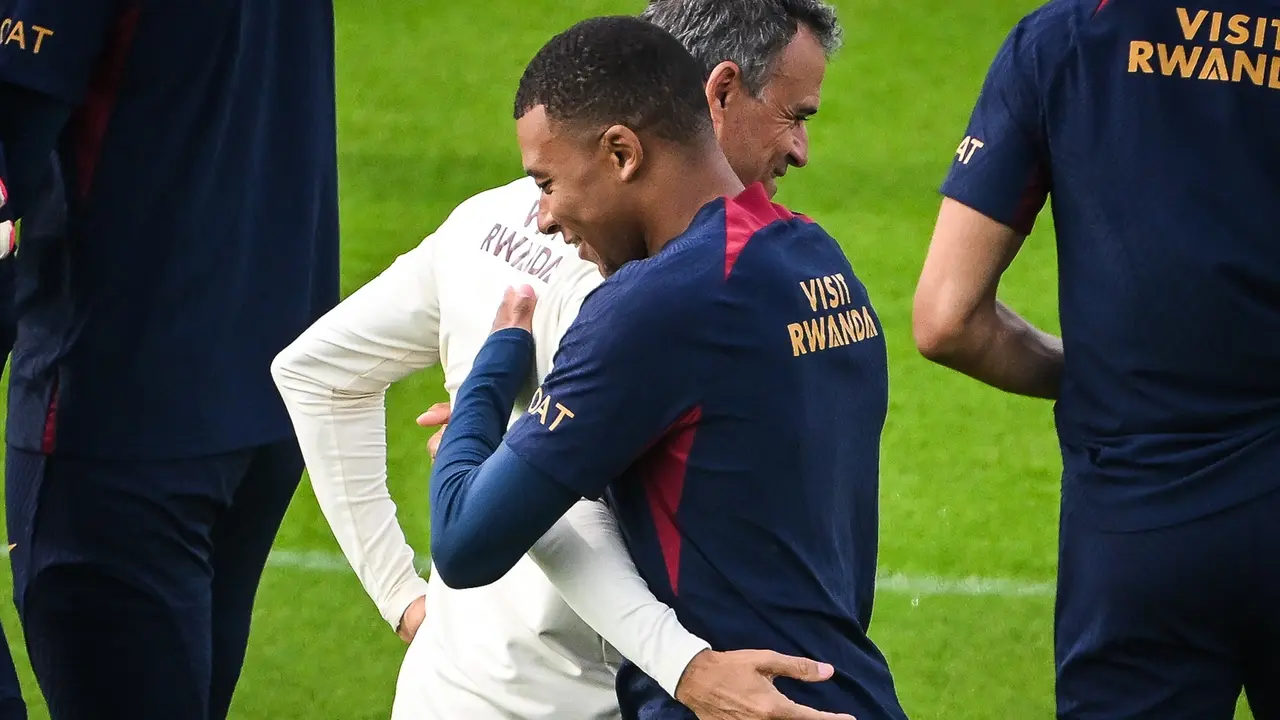 Kylian Mbap&eacute;e abrazando a Luis Enrique. Matthieu Mirville / Archivo
