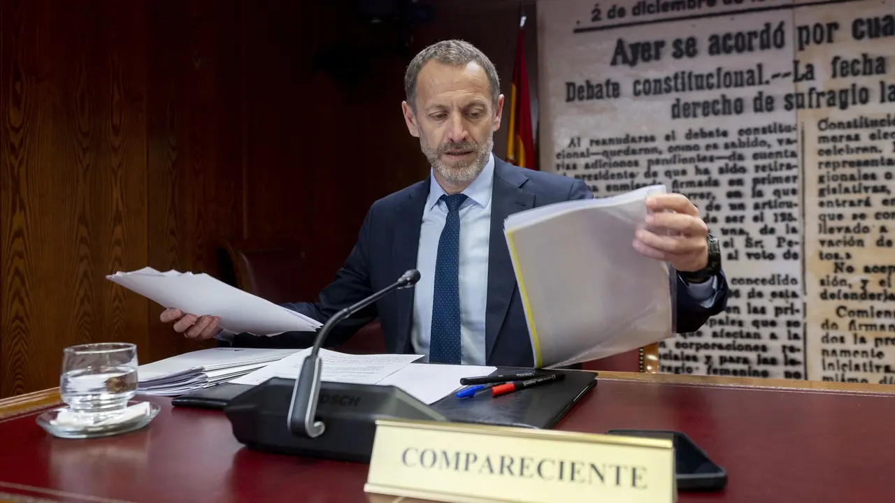 El presidente del Administrador de Infraestructuras Ferroviarias (ADIF), &Aacute;ngel Contreras Mar&iacute;n, a su llegada a comparecer durante la Comisi&oacute;n de Investigaci&oacute;n sobre el &lsquo;caso Koldo&rsquo;. Alberto Ortega