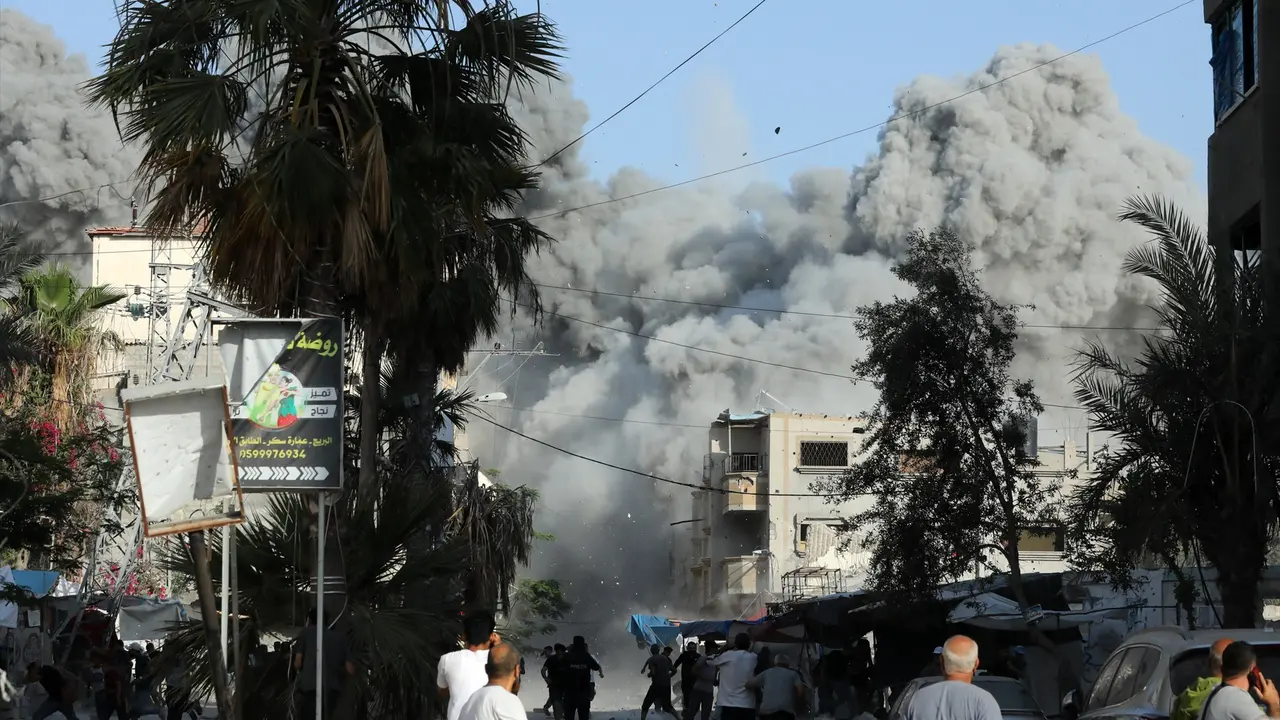 Columna de humo tras un bombardeo del Ej&eacute;rcito de Israel contra el campamento de refugiados de Bureij. EP / Archivo