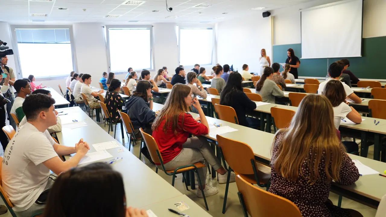 Estudiantes se examinan durante el primer d&iacute;a de las pruebas de la EBAU, en la Universidad de Cantabria. / Juanma Serrano