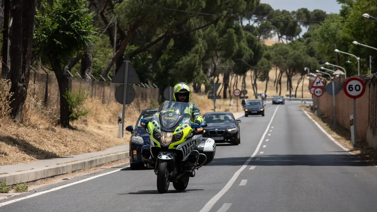 La Guardia Civil corta un tramo de la M-612, en la carretera de Fuencarral-El Pardo. Alejandro Mart&iacute;nez V&eacute;lez
