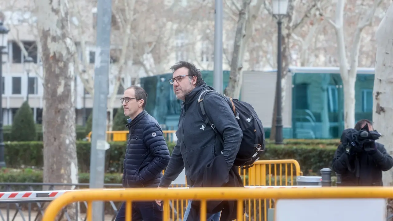 El empresario &Iacute;&ntilde;igo Rotaetxe (i), junto al hermano de Koldo Garc&iacute;a, Joseba Garc&iacute;a (d), a su salida de la Audiencia Nacional. Ricardo Rubio / Archivo