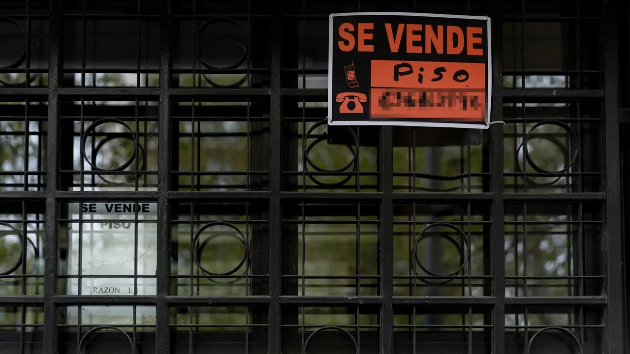 Vista de un cartel de 'Se vende' en un portal de un edificio. Eduardo Parra / Archivo