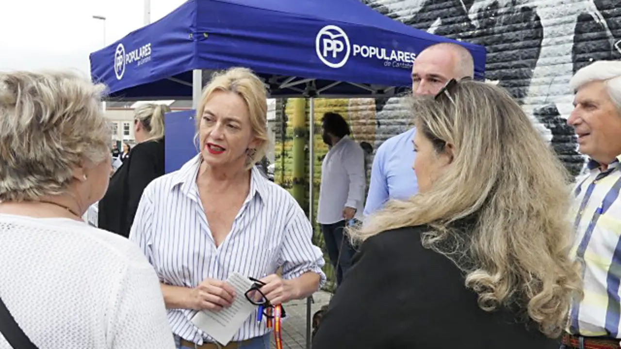 La candidata del Partido Popular al Parlamento Europeo, Mar&iacute;a Luisa Pe&oacute;n ayer en el mercado de Torrelavega. / Alerta