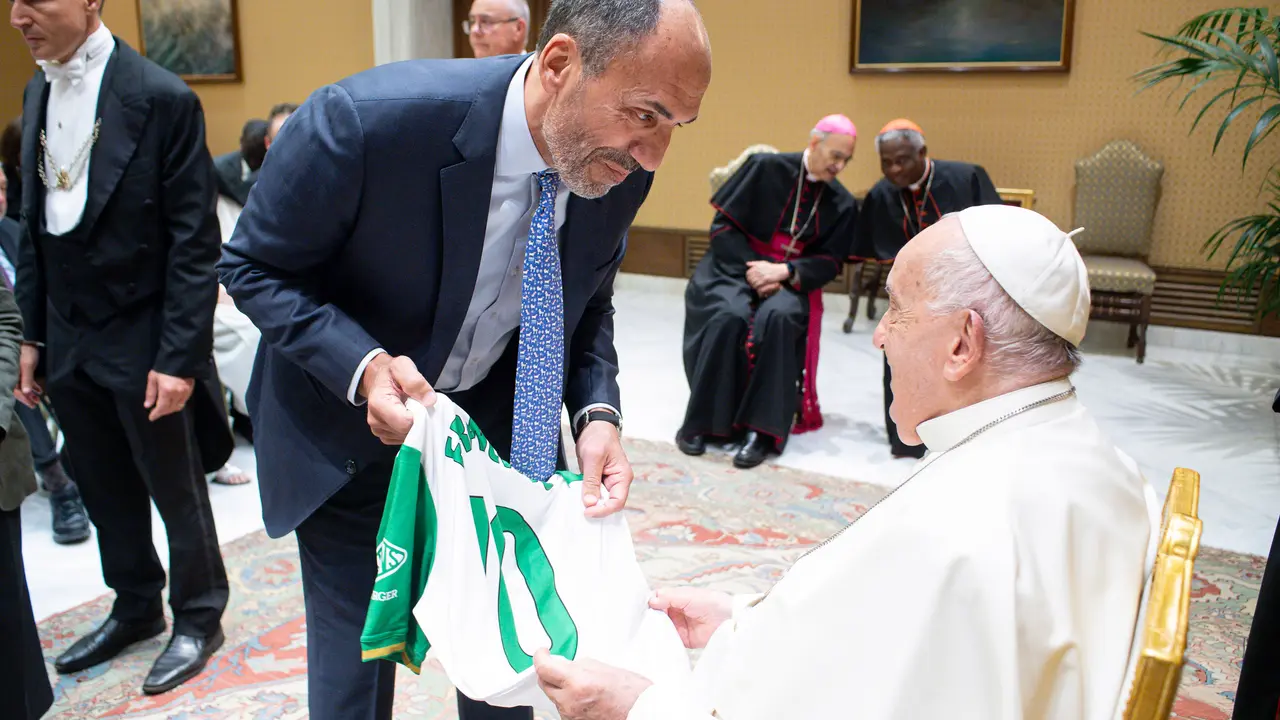 Sebasti&aacute;n Ceria le entrega la camiseta del 111 aniversario al papa Francisco. / Vatican Media