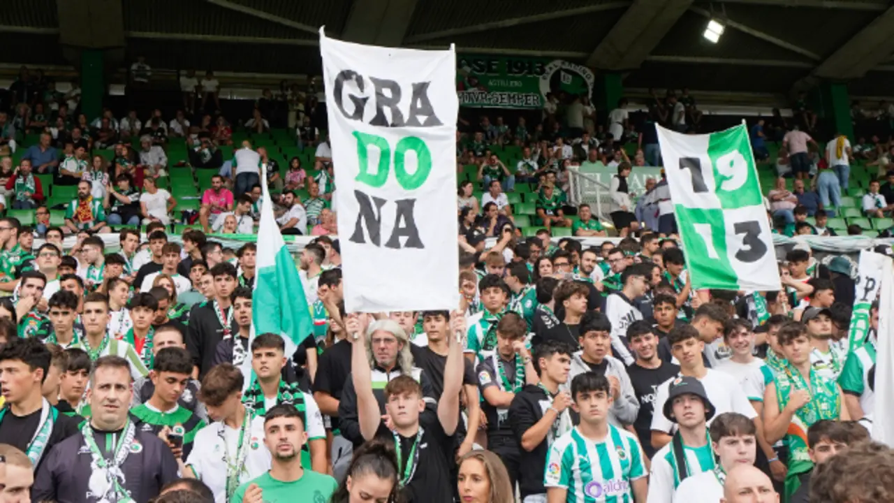 Aficionados racinguistas durante un partido en El Sardinero. / RRC