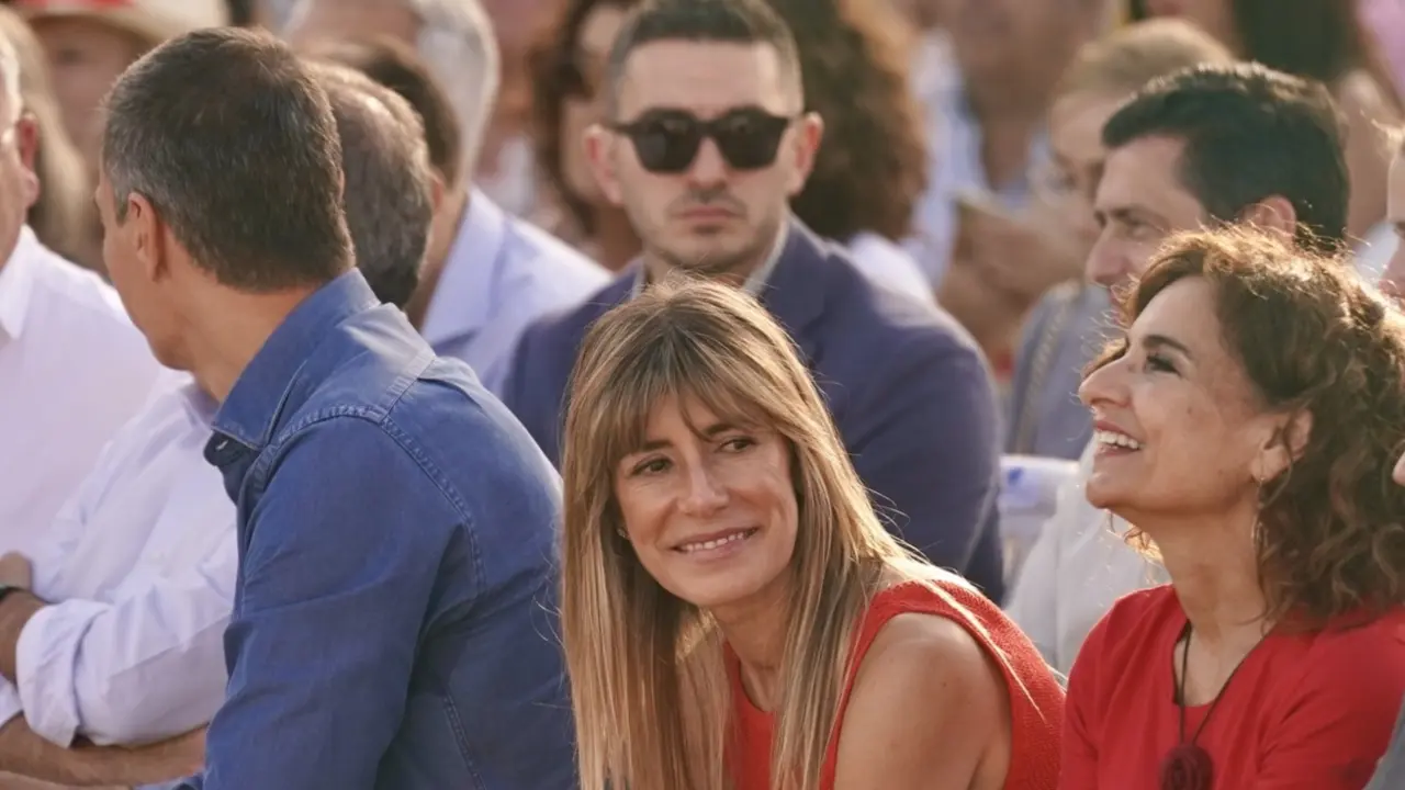 El secretario general del PSOE y presidente del Gobierno, Pedro S&aacute;nchez, junto a su mujer, Bego&ntilde;a G&oacute;mez, en un acto de campa&ntilde;a por el 9J. &Aacute;lex Zea