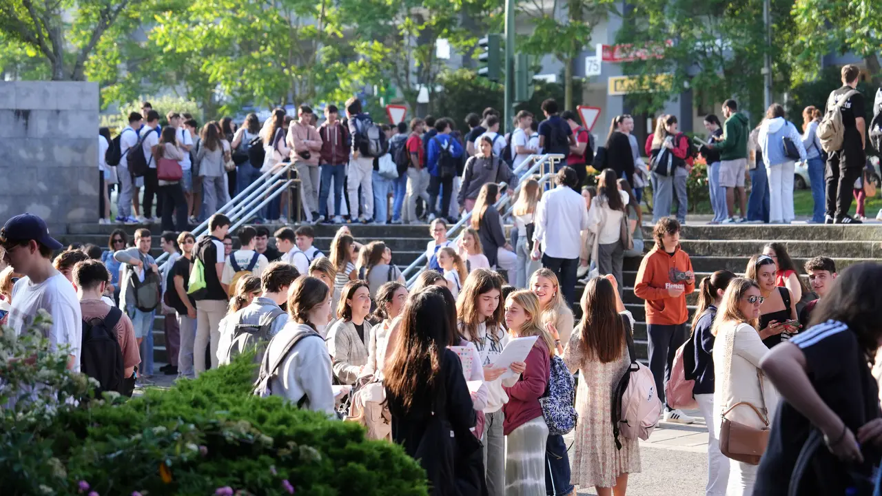 Estudiantes a su llegada al primer d&iacute;a de las pruebas de la Evaluaci&oacute;n del Bachillerato para el Acceso a la Universidad (EBAU). / Juanma Serrano