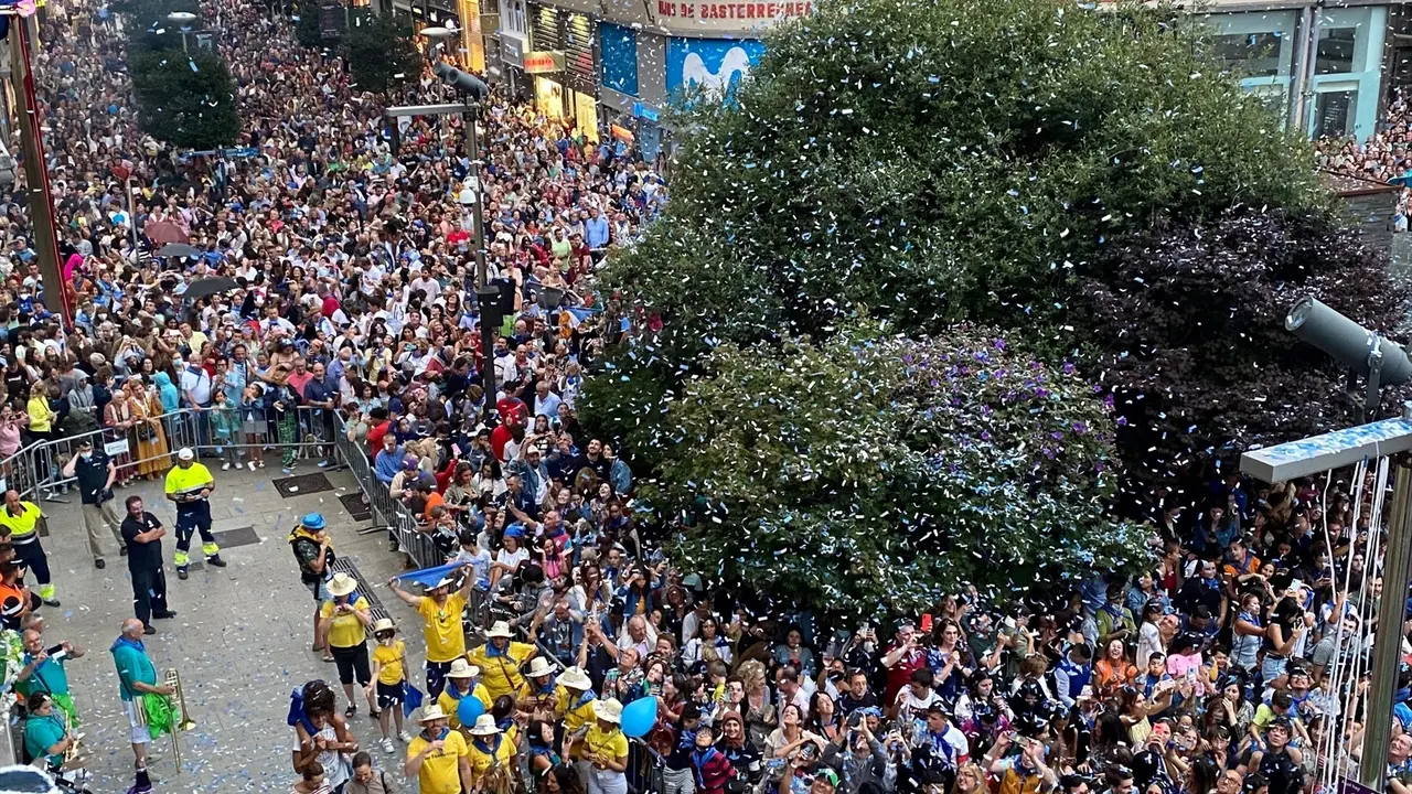 Gente en la Plaza del Ayuntamiento de Santander durante el chupinazo de la Semana Grande, hace unos a&ntilde;os. Archivo