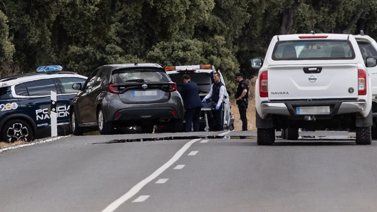 Agentes de la Polic&iacute;a Nacional trabaja en el lugar donde ocurri&oacute; el crimen. Alejandro Mart&iacute;nez V&eacute;lez / Archivo