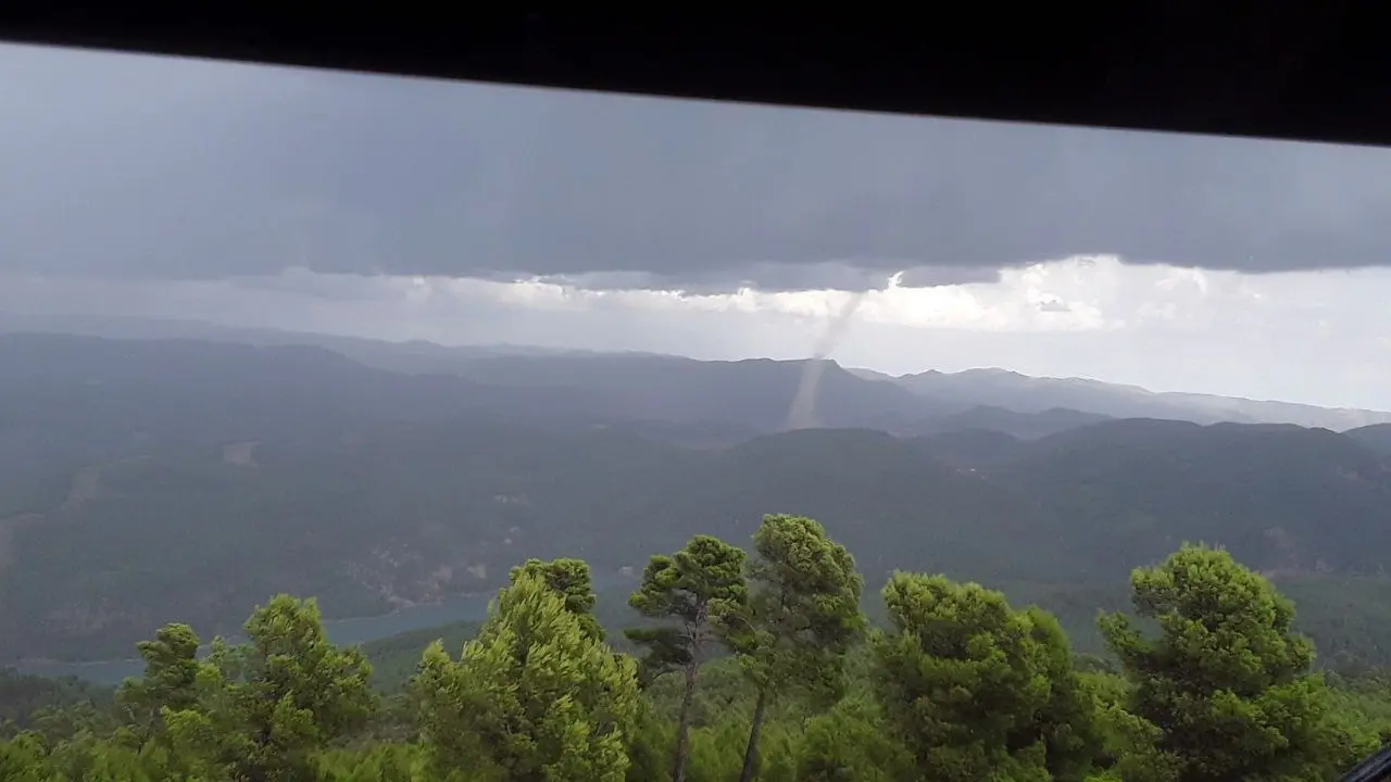 Vista de un peque&ntilde;o tornado en Tu&eacute;jar (Valencia) hace unos a&ntilde;os. EP / Archivo