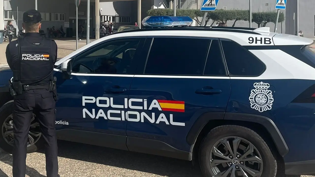 Vista de un coche de la Polic&iacute;a Nacional y un agente. / EP