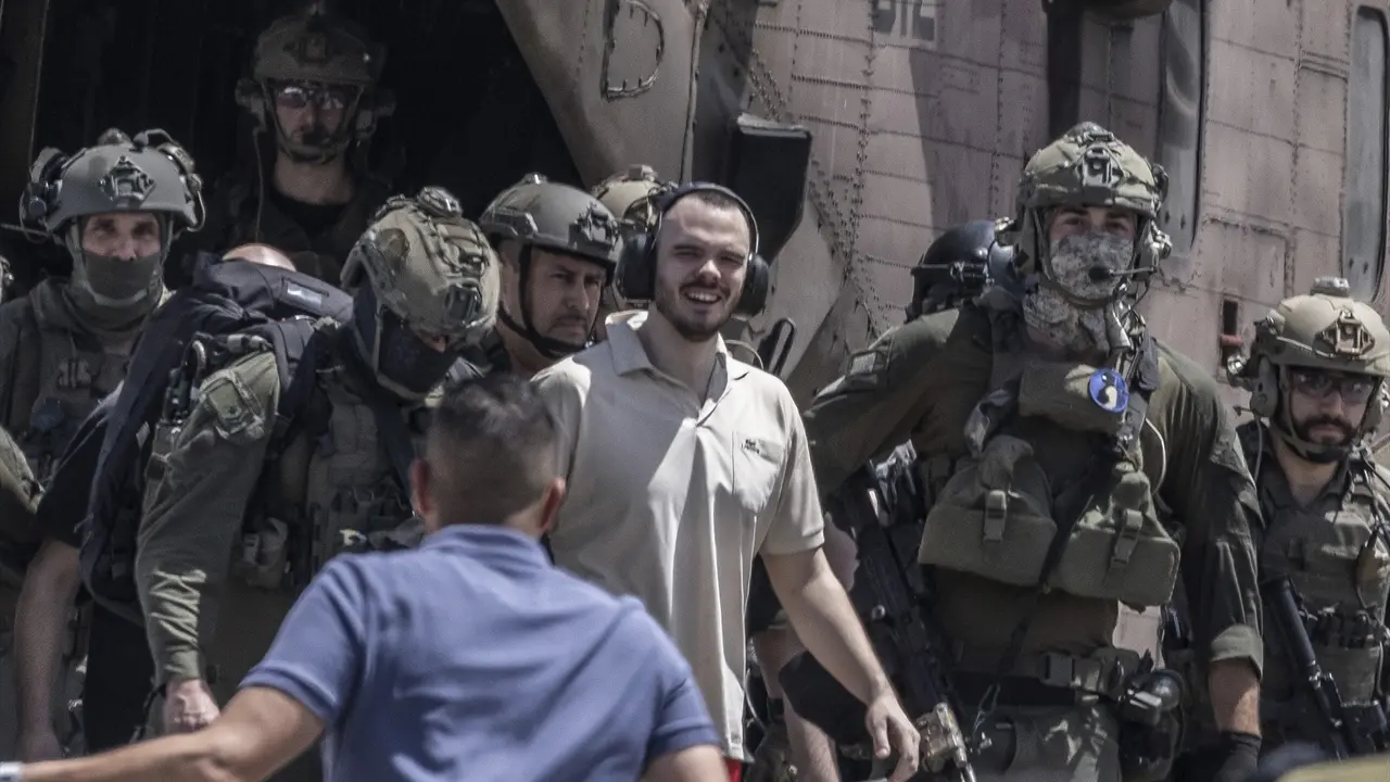 Andrey Kozlov (centro), de 27 a&ntilde;os, uno de los cuatro rehenes israel&iacute;es secuestrados por Ham&aacute;s en el festival de m&uacute;sica Nova el 7 de octubre, llega en helic&oacute;ptero al centro m&eacute;dico Sheba en Ramat Gan. Ilia Yefimovich