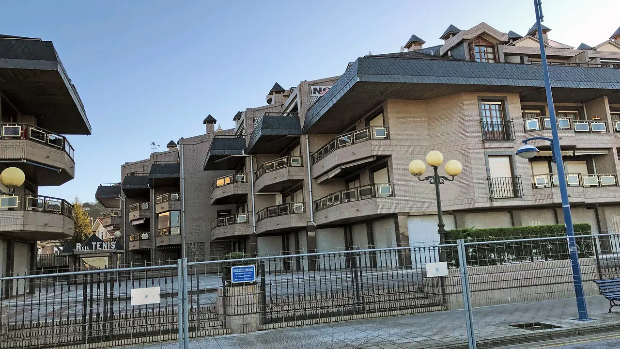 El edificio Tenis en Laredo, centro de una disputa legal tras la denuncia de una de las propietarias. / Alerta