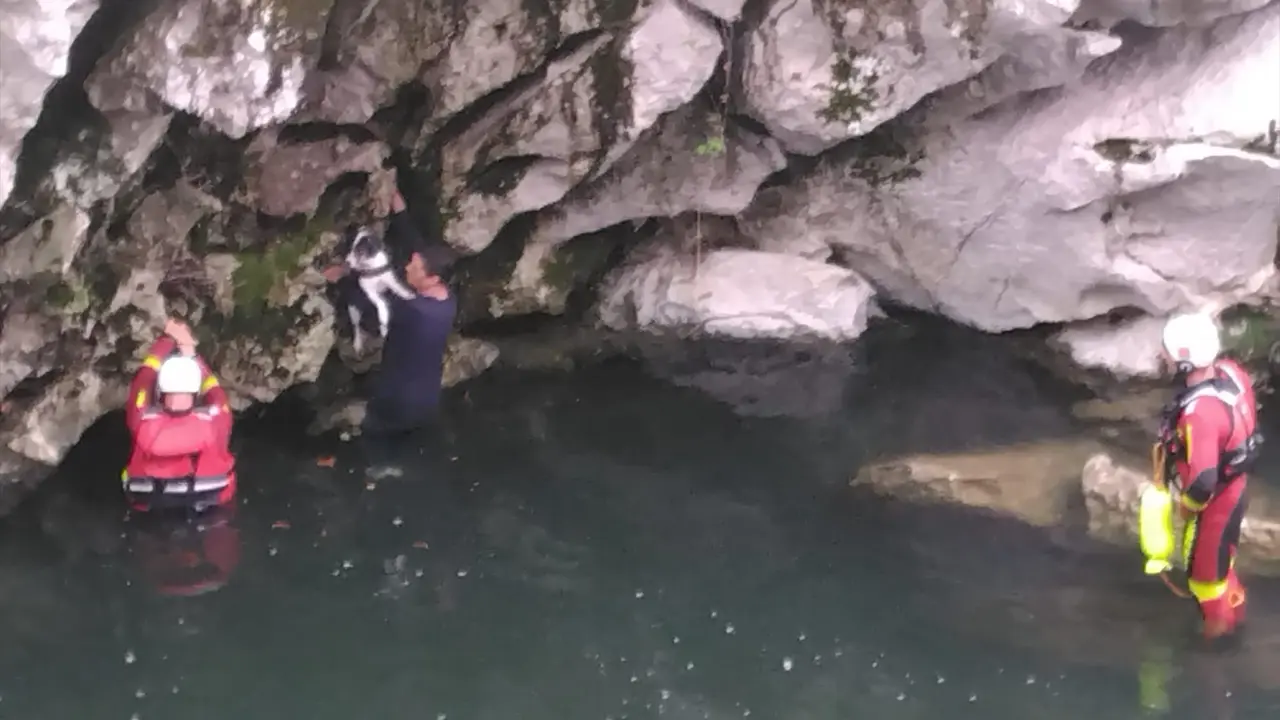 Momento del rescate del perro y su due&ntilde;o. / 112 Cantabria