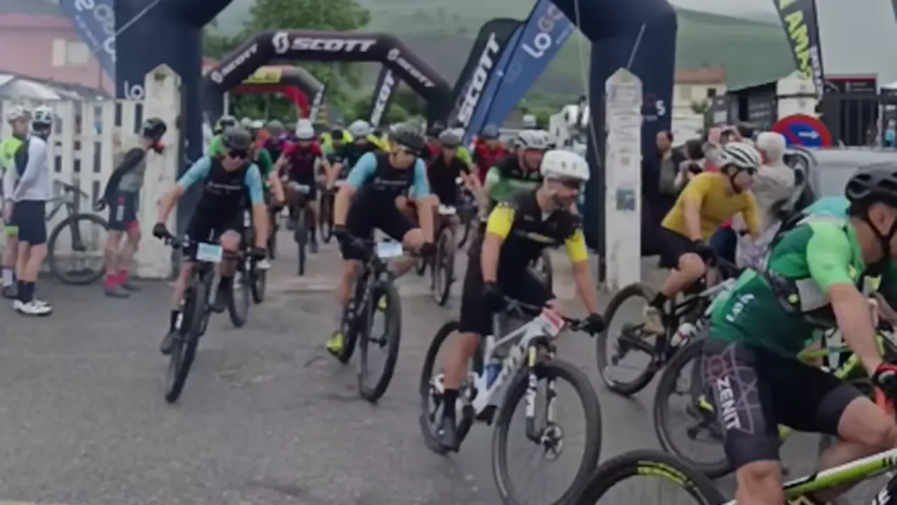 Salida de la segunda etapa en Igu&ntilde;a. / Cantabria Bike Race (Instagram)
