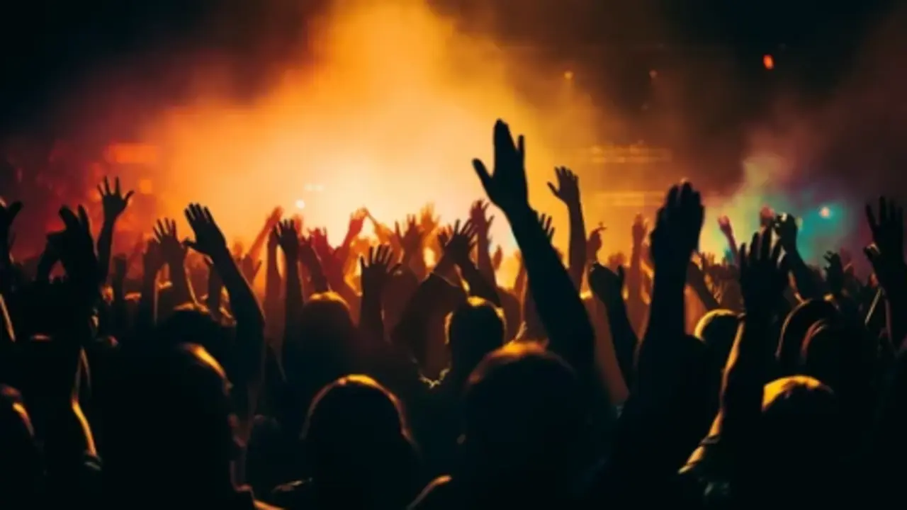 La gente disfruta de una fiesta. / A.S.