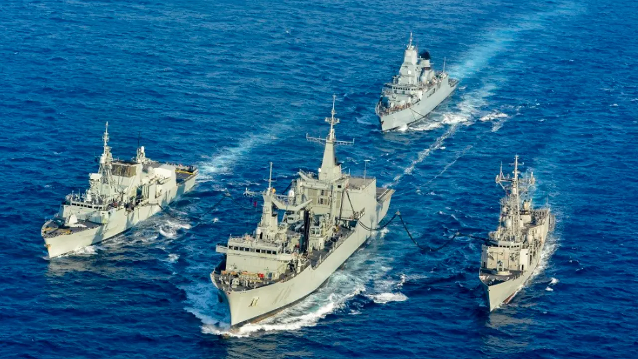 Buque de Aprovisionamiento de Combate "Cantabria" (A-15), realizando aprovisionamiento triple. / Armada espa&ntilde;ola