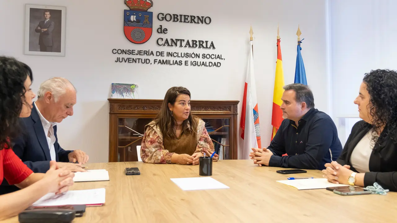 La consejera de Inclusi&oacute;n Social, Juventud, Familias e Igualdad, Bego&ntilde;a G&oacute;mez del R&iacute;o, recibe al alcalde de Santo&ntilde;a. / Alerta